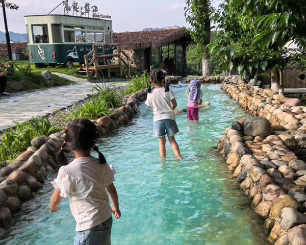 林间戏水